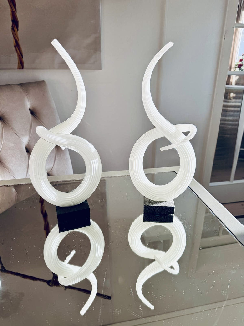 AFJM-0016: Abstrakta glasskulpturer på sockel – par, ca 39–40 cm