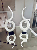 AFJM-0016: Abstrakta glasskulpturer på sockel – par, ca 39–40 cm