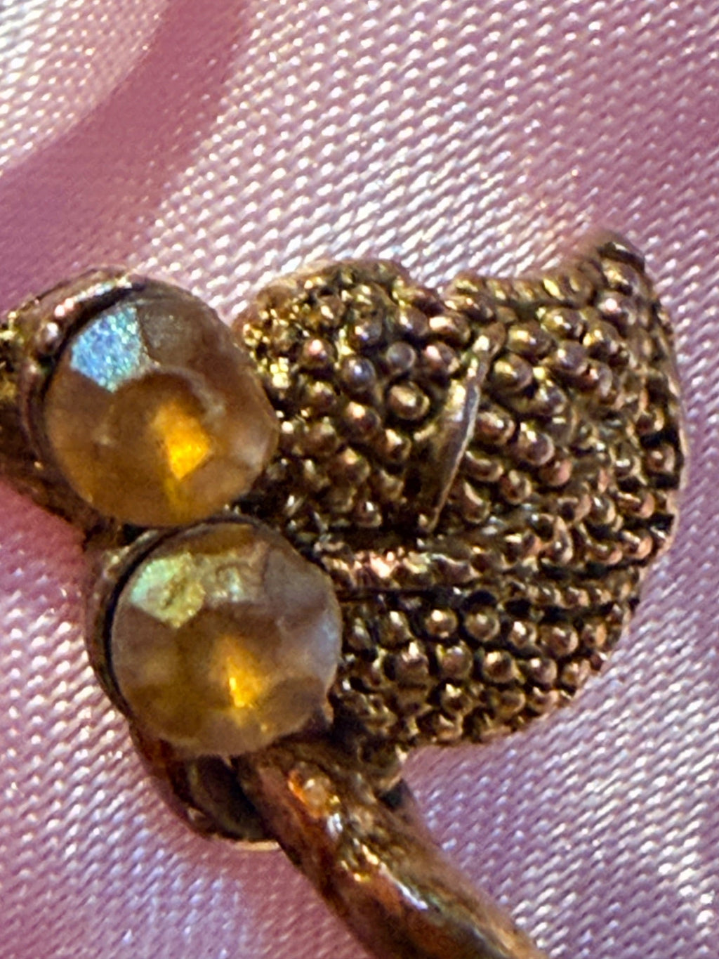 AFJM-0023: Vintage statement-halsband – bladmotiv & honungsfärgade stenar