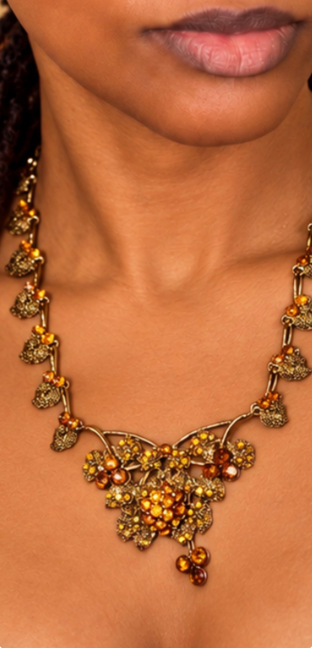 AFJM-0023: Vintage statement-halsband – bladmotiv & honungsfärgade stenar