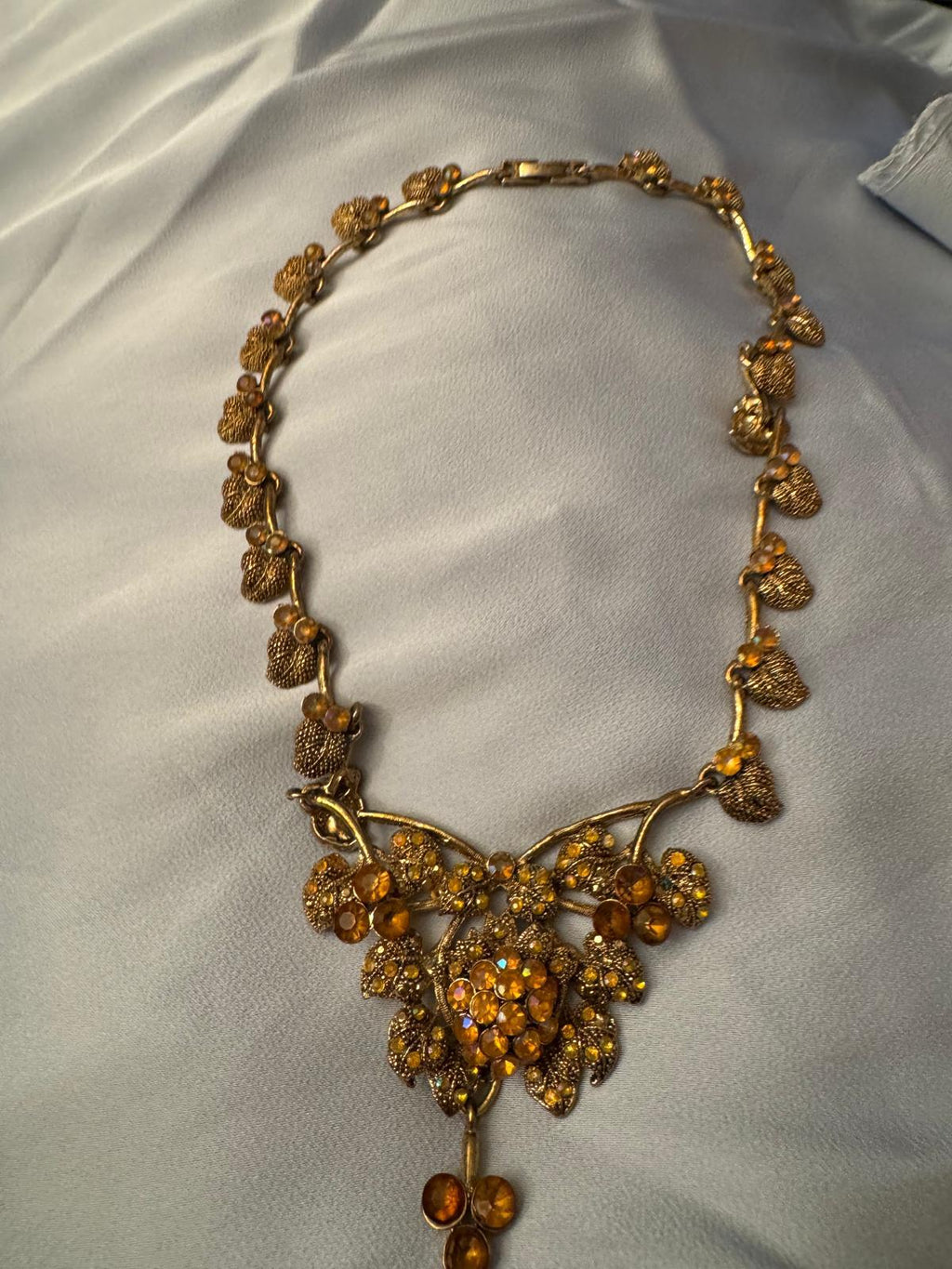 AFJM-0023: Vintage statement-halsband – bladmotiv & honungsfärgade stenar