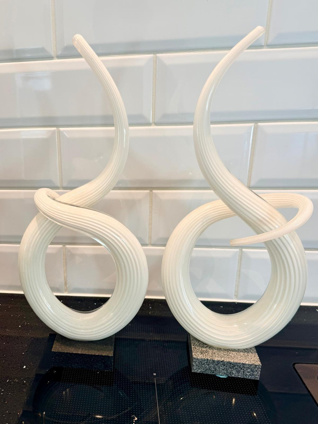 AFJM-0016: Abstrakta glasskulpturer på sockel – par, ca 39–40 cm