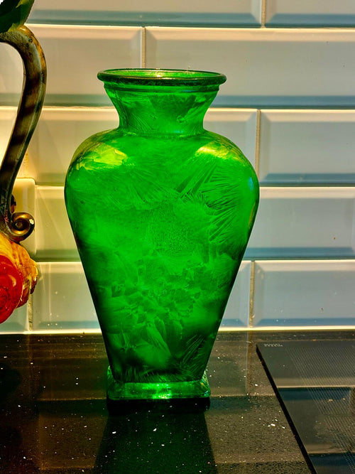 AFJM-0001: Stor grön konstglasvas med dekorativt mönster – ca 36 cm