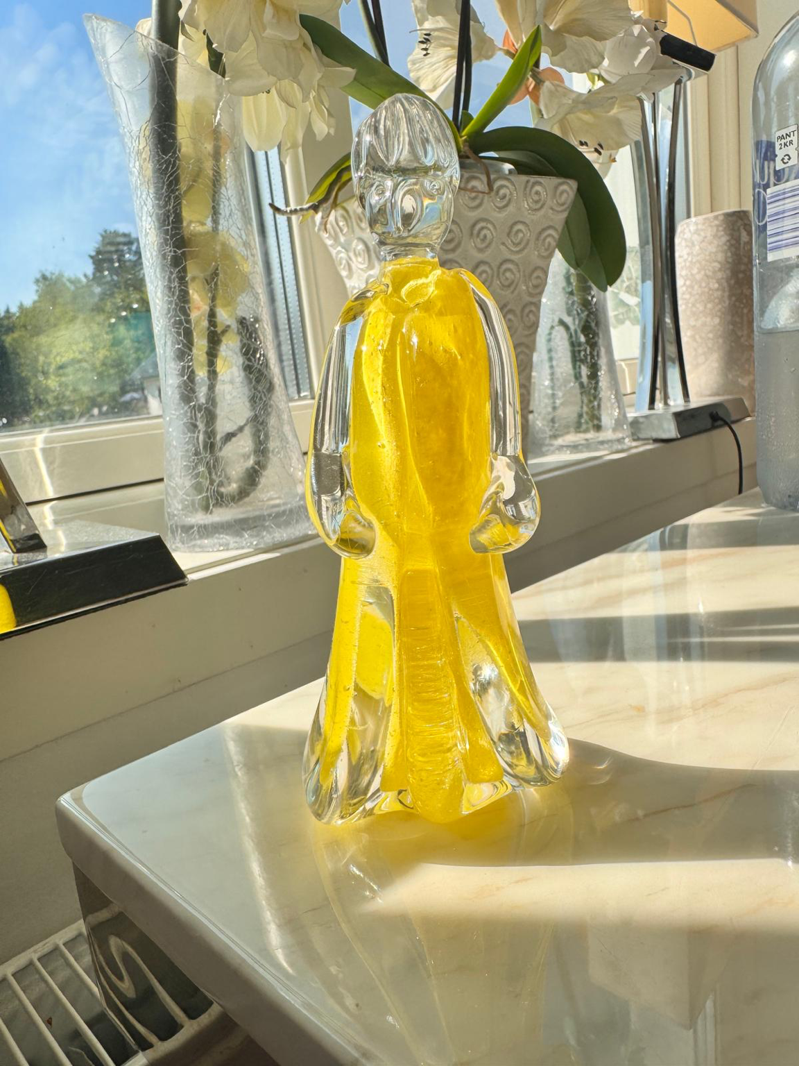 AFJM-0004: Figurativ glasskulptur i gult och klart konstglas
