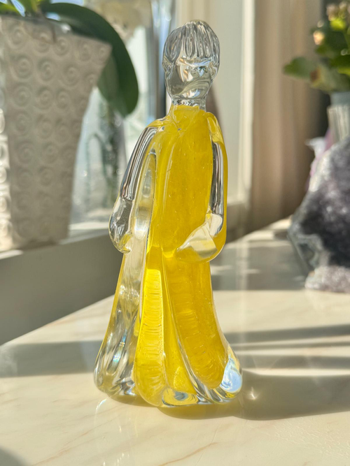 AFJM-0004: Figurativ glasskulptur i gult och klart konstglas