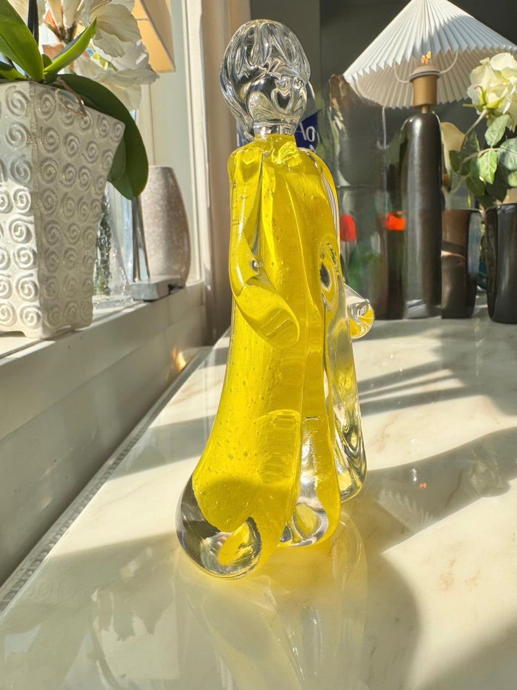 AFJM-0004: Figurativ glasskulptur i gult och klart konstglas