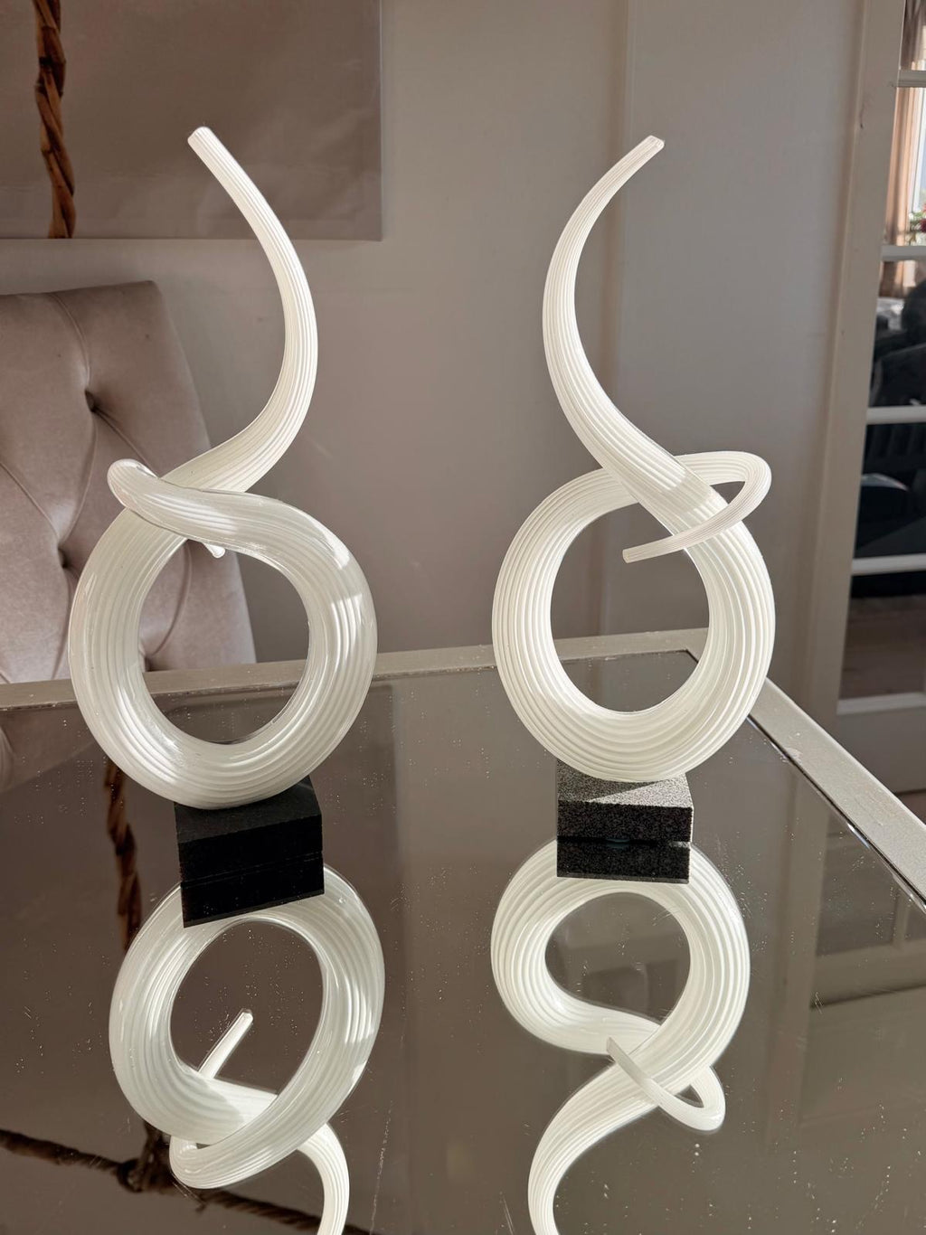 AFJM-0016: Abstrakta glasskulpturer på sockel – par, ca 39–40 cm