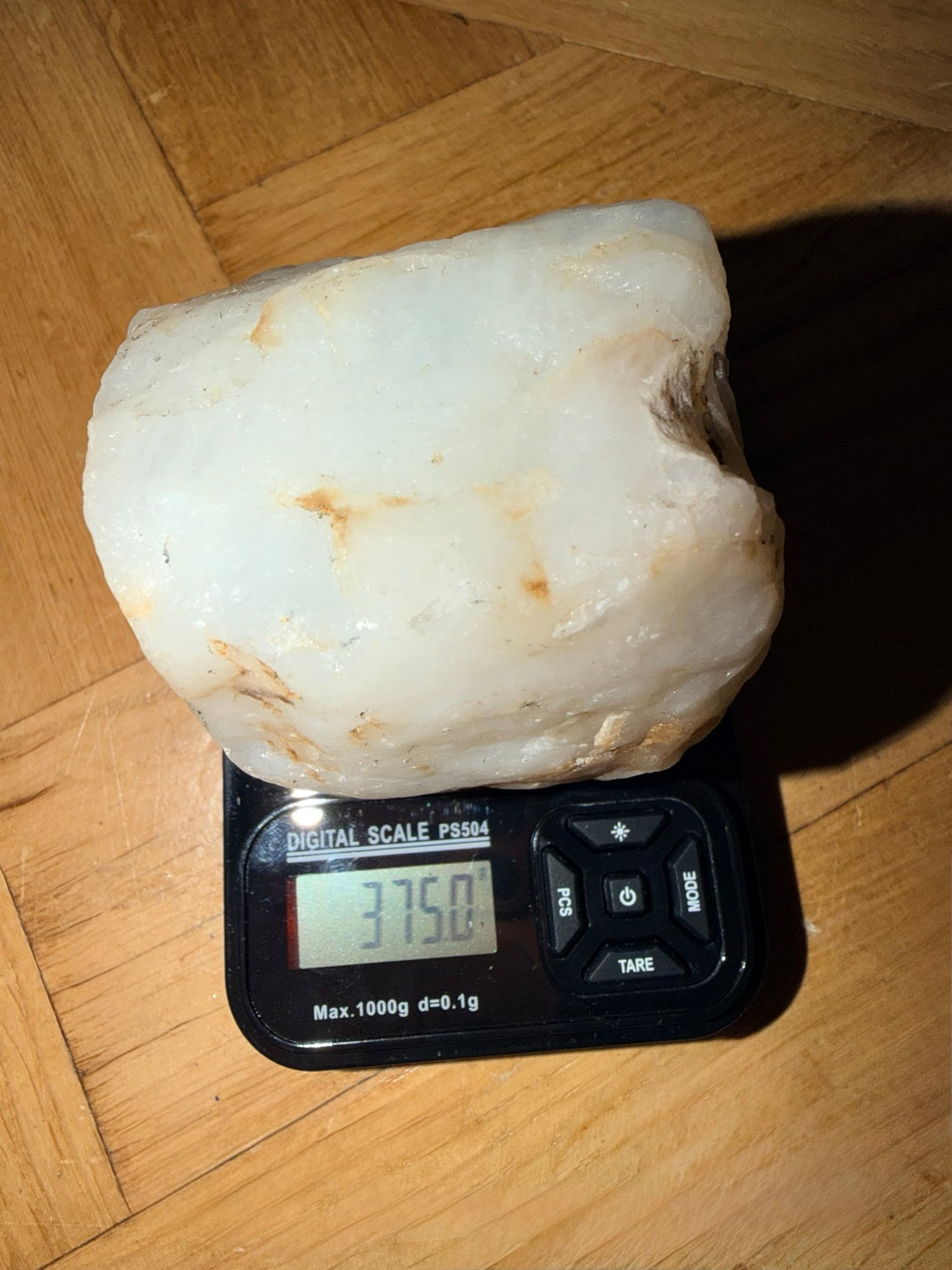 AFJM-0033 rå vit natursten på våg, vikt cirka 375 gram