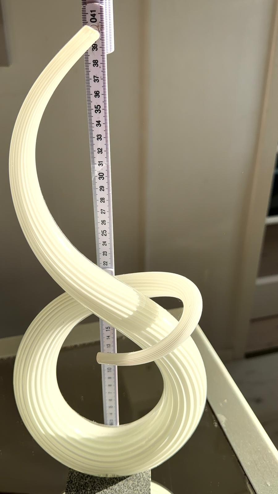 AFJM-0016: Abstrakta glasskulpturer på sockel – par, ca 39–40 cm