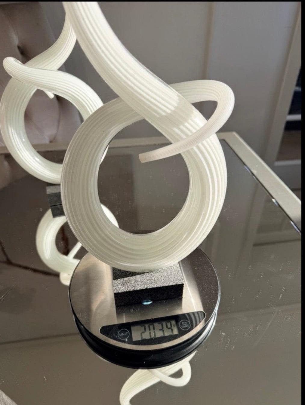 AFJM-0016: Abstrakta glasskulpturer på sockel – par, ca 39–40 cm