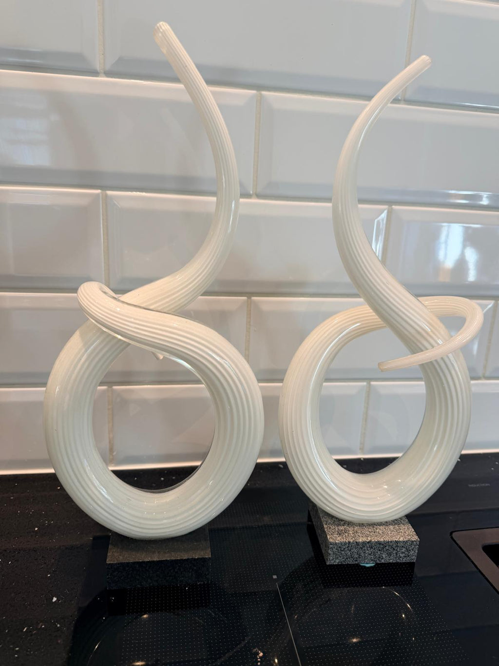 AFJM-0016: Abstrakta glasskulpturer på sockel – par, ca 39–40 cm