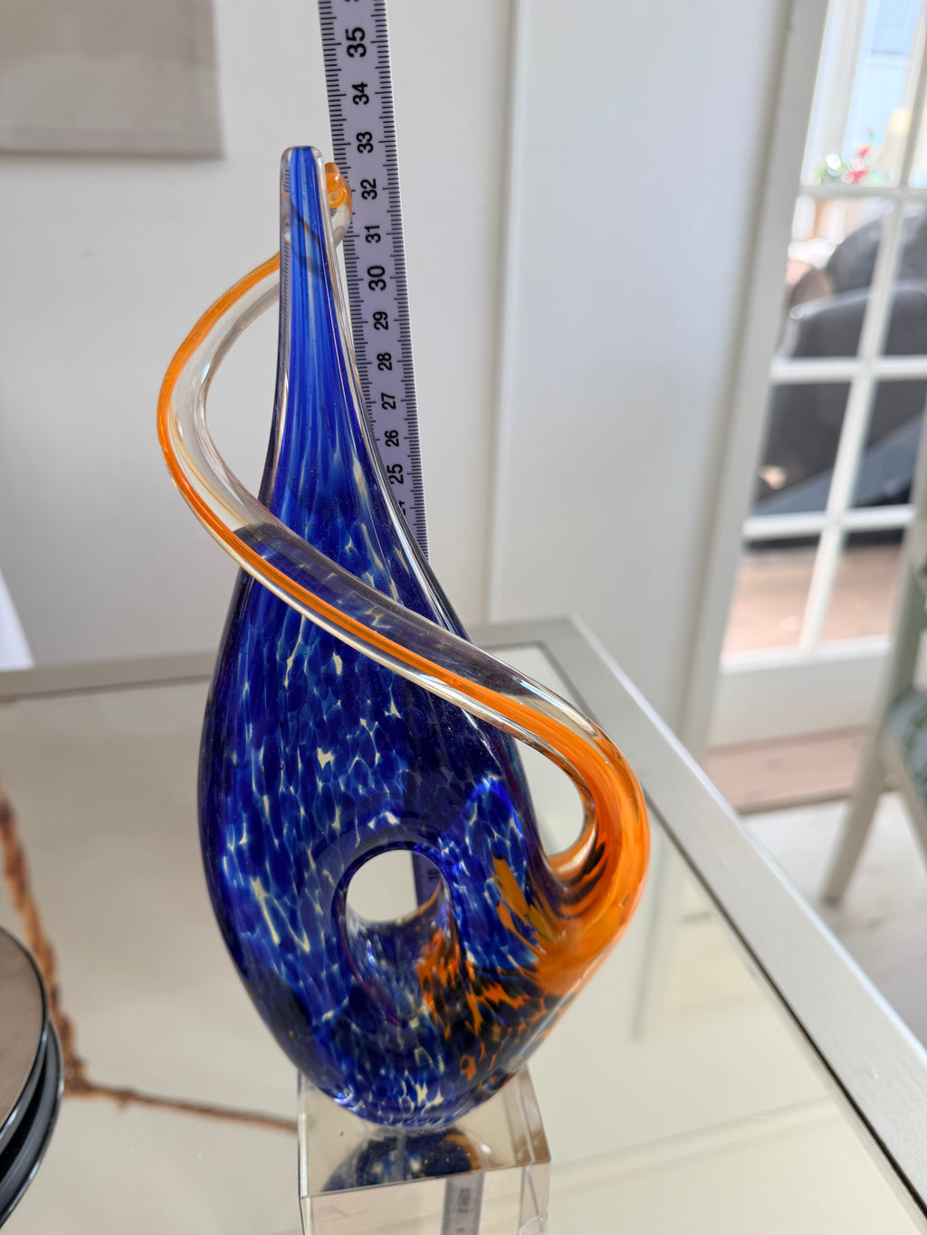 AFJM-0017: Abstrakt konstglasskulptur i koboltblått, orange och klart glas