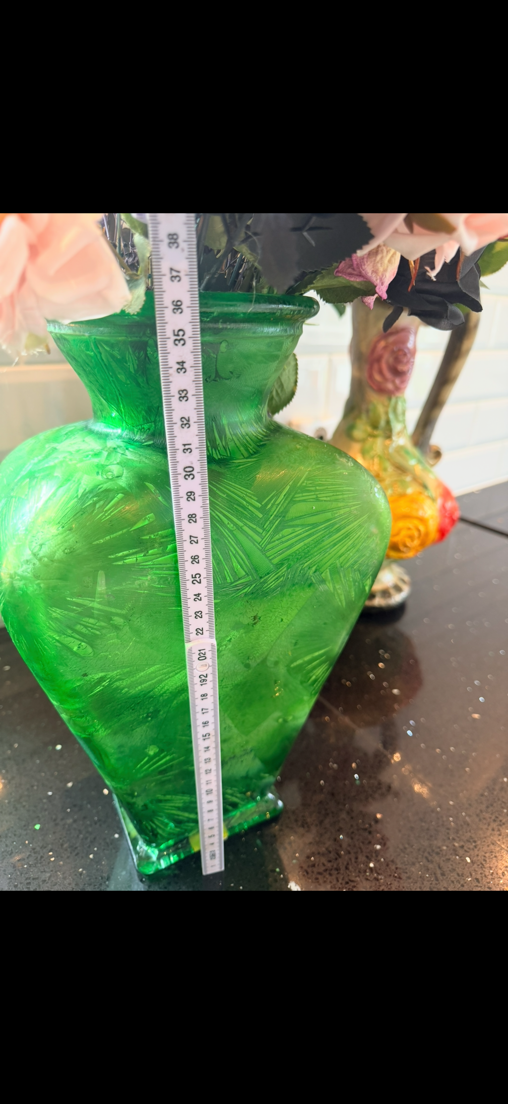 AFJM-0001: Stor grön konstglasvas med dekorativt mönster – ca 36 cm