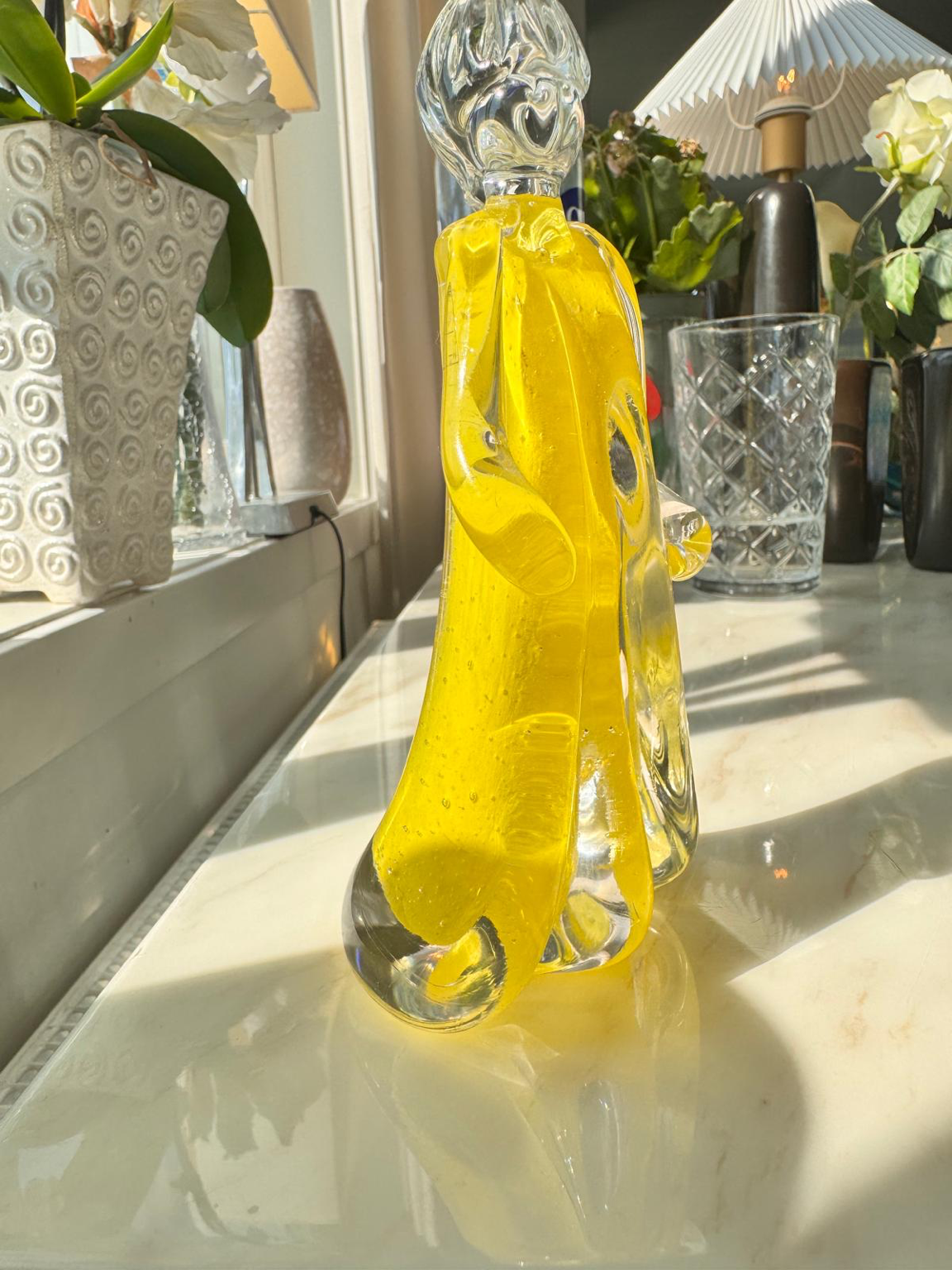 AFJM-0004: Figurativ glasskulptur i gult och klart konstglas