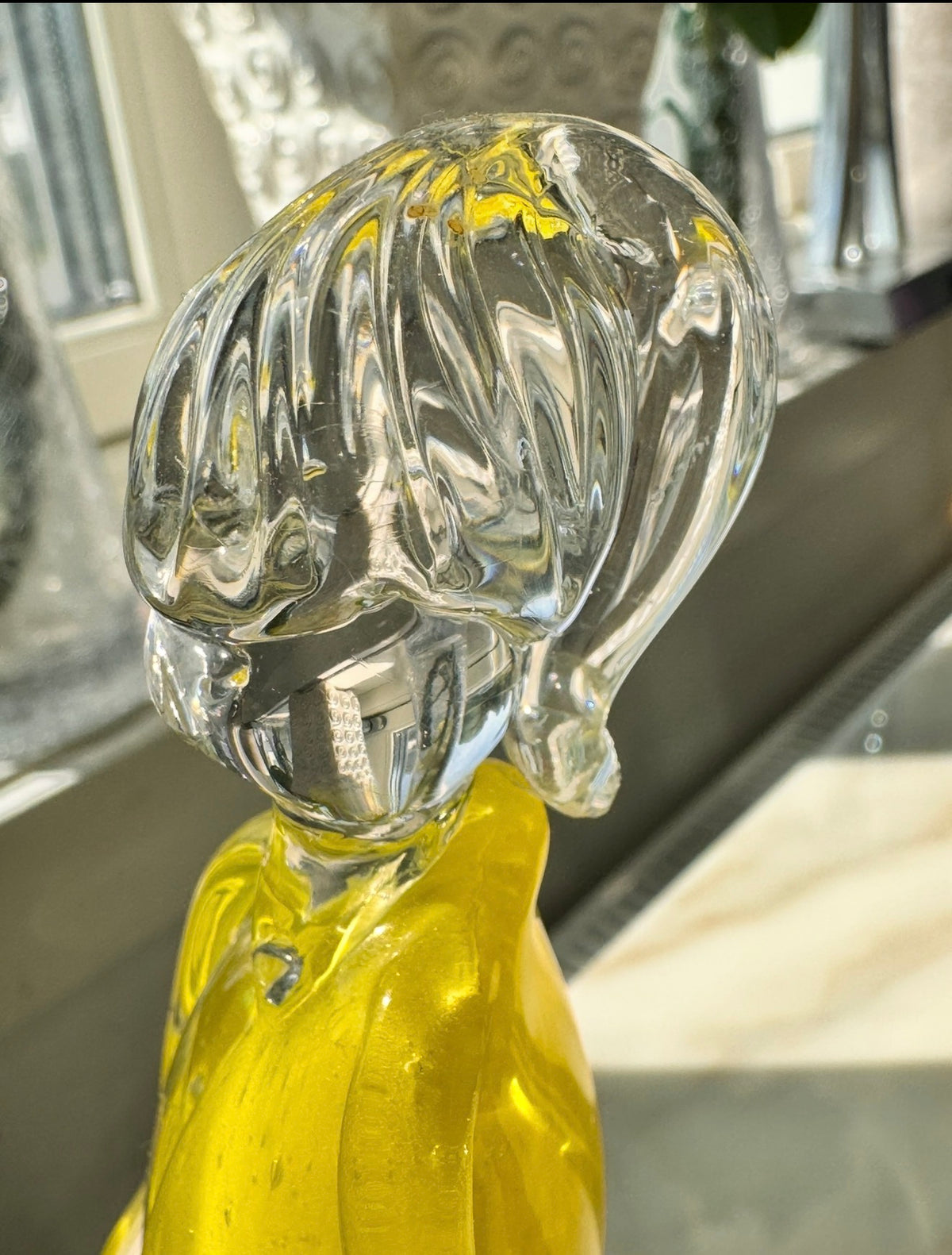 AFJM-0004: Figurativ glasskulptur i gult och klart konstglas