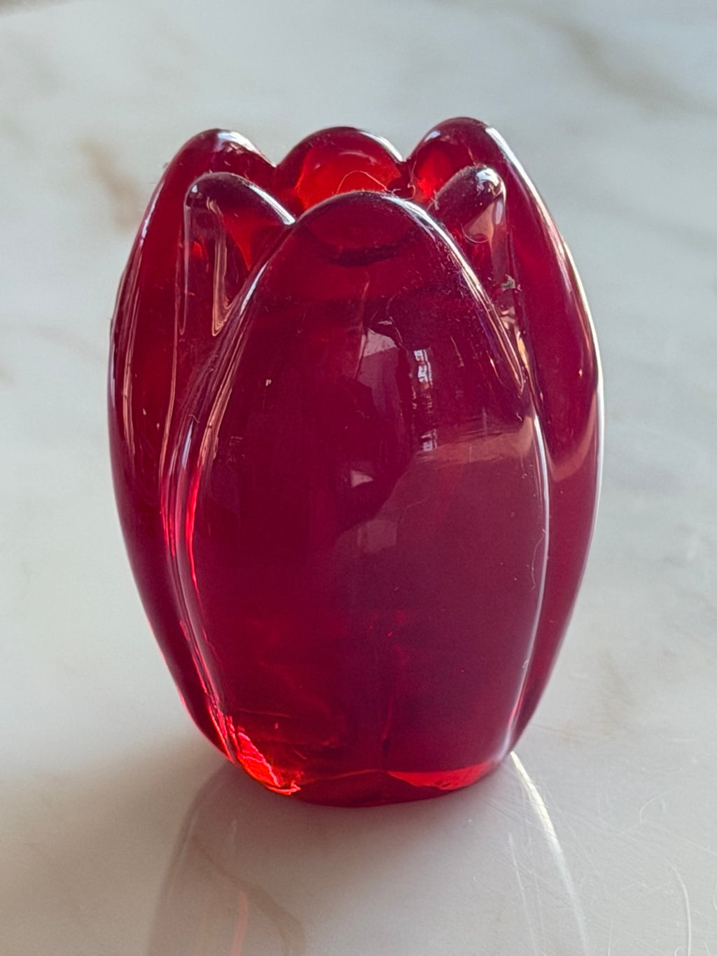Blomformat glasobjekt i rubinrött, höjd 6,5 cm