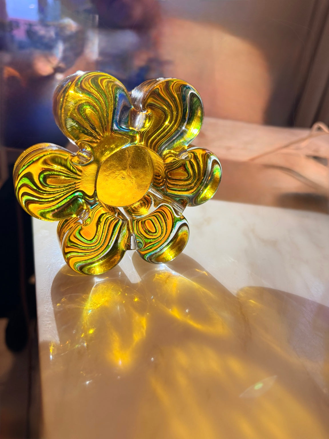 Blomformat konstglas i guld, grönt och klart glas