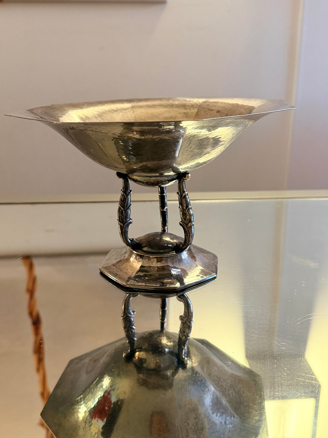 Åttakantig GAB-skål på fot i nysilver med tre bladdekorerade stöd.