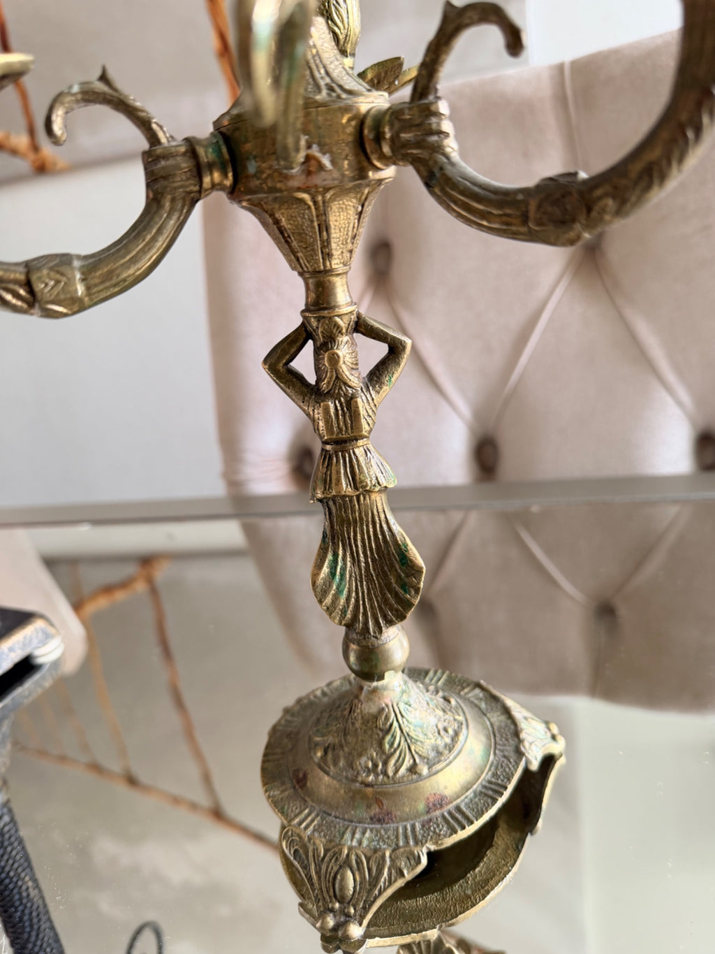 ATLAS 024 figurativ fyrarmad ljusstake i metall, helhetsbild
