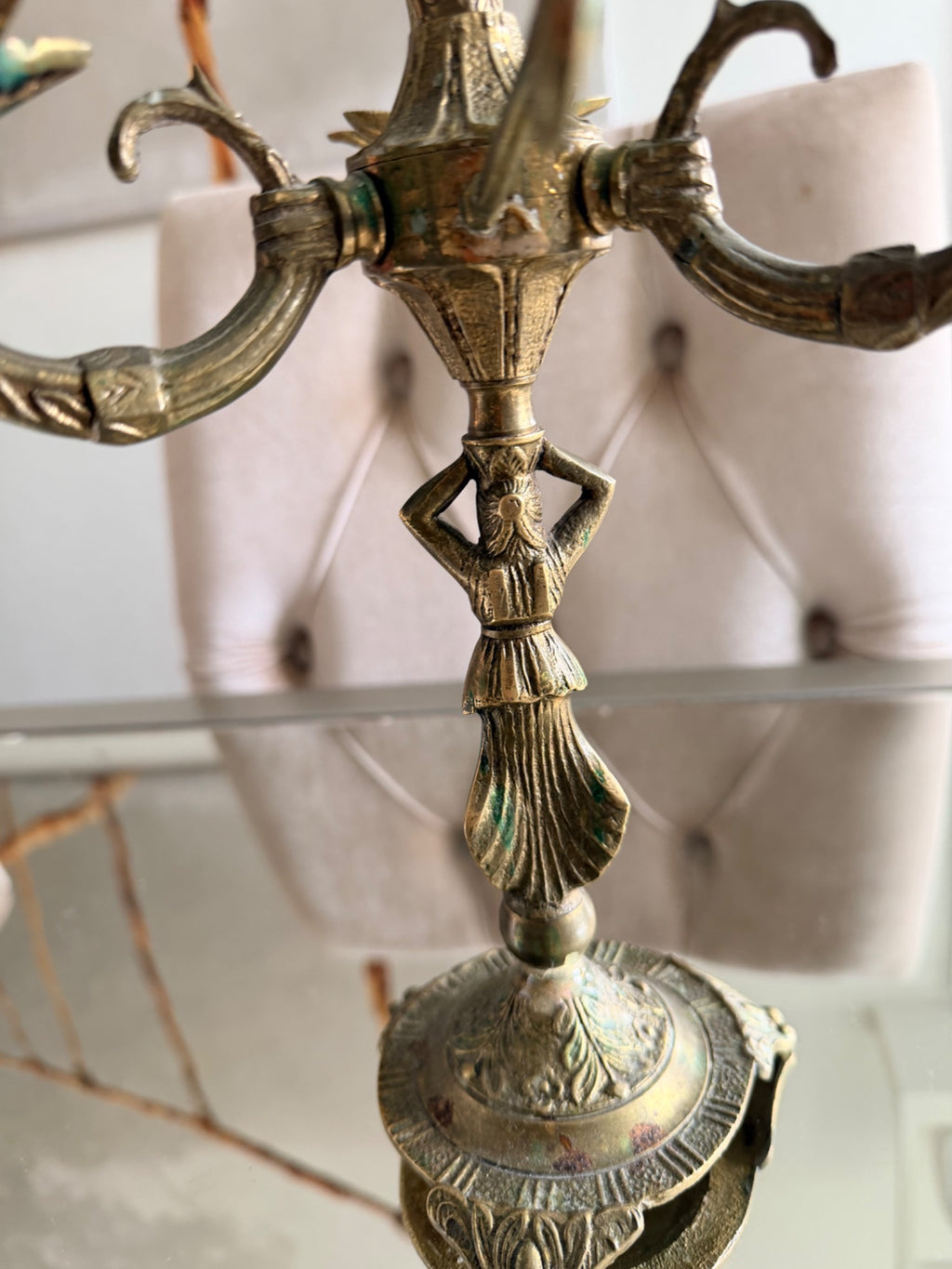 ATLAS 024 fyrarmad ljusstake med kvinnlig figur och ornamentik