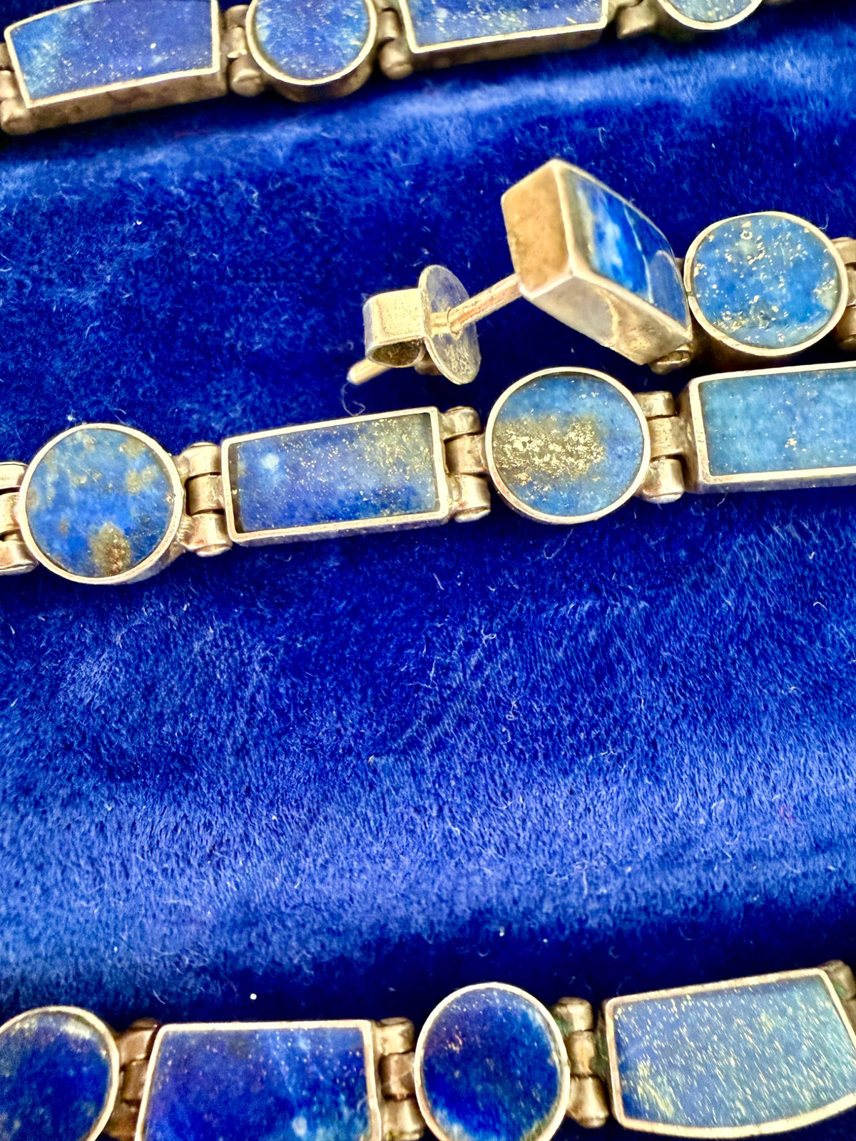 Närbild av äkta lapis lazuli infattad i 925 silver