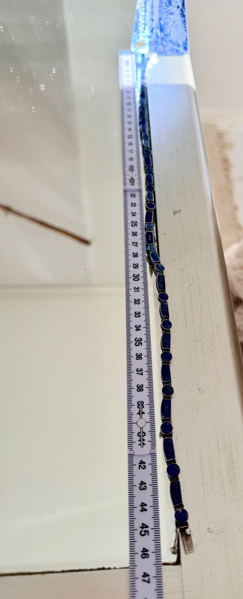 Måttbild av lapis lazuli halsband cirka 45 till 46 cm