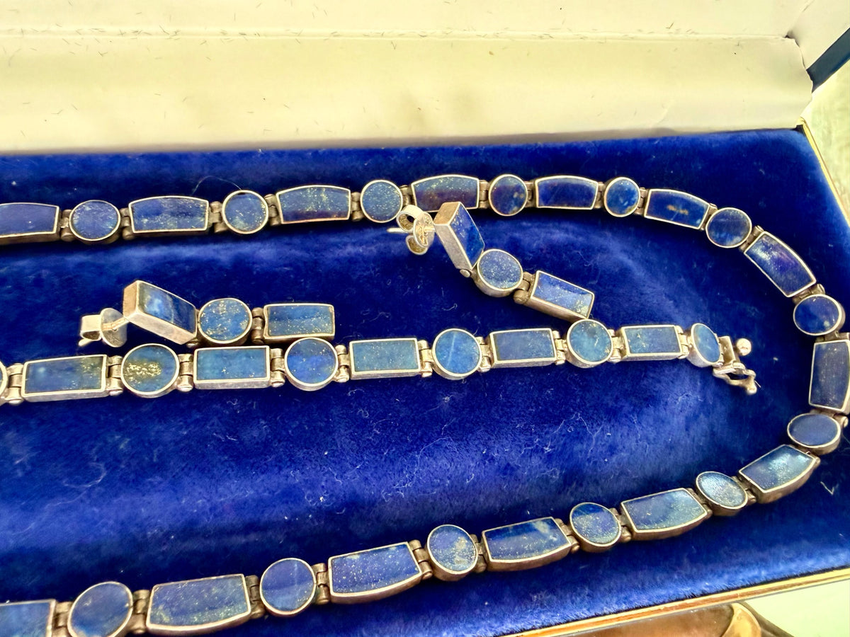 Smyckesset med blå lapis lazuli på blå sammet