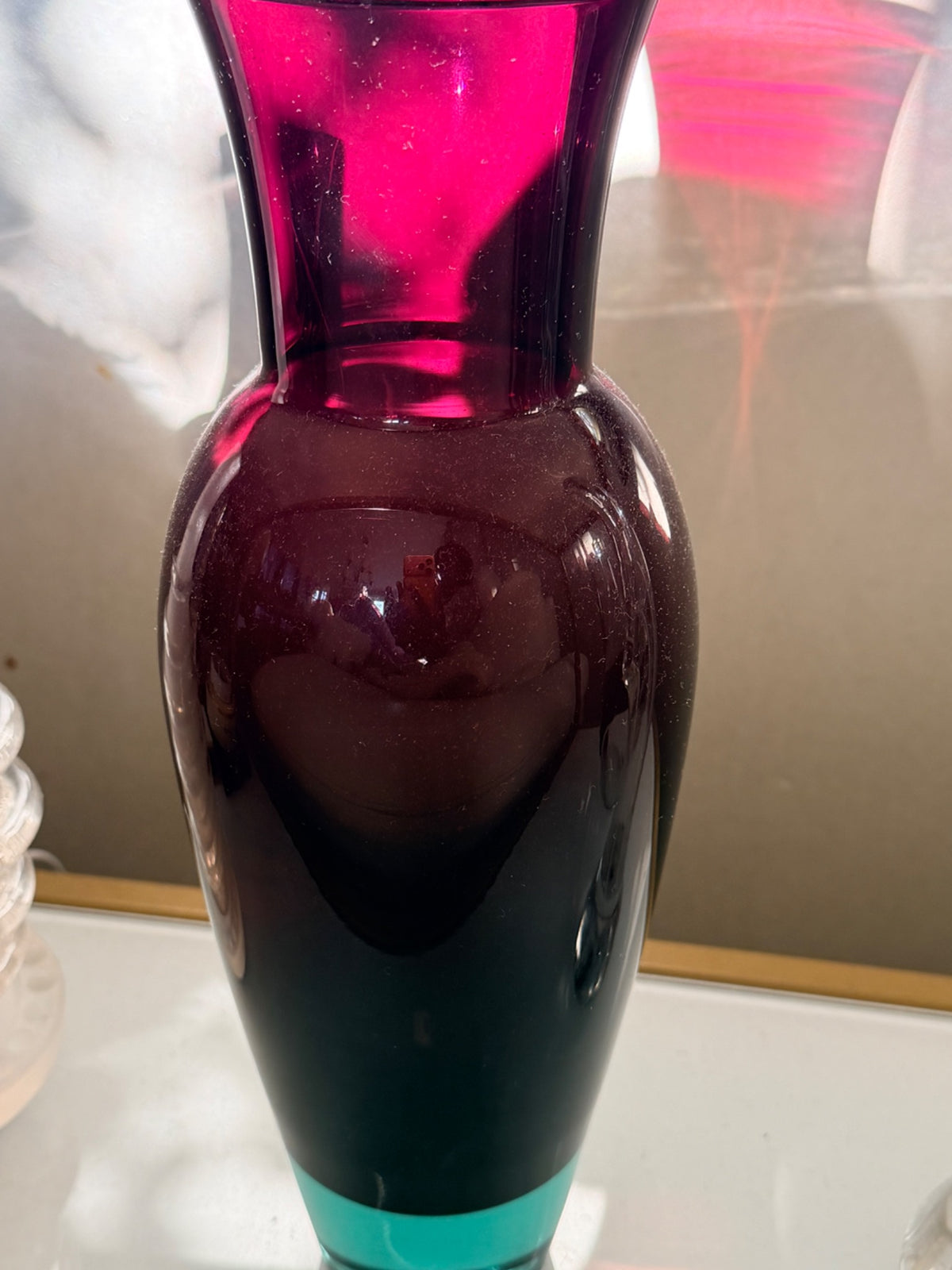Konstglasvas i djup aubergine med turkos smaragdgrön fot