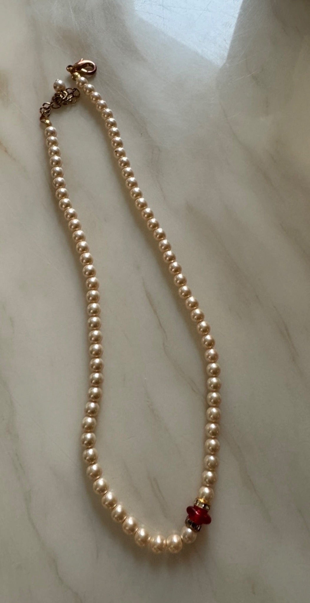 ATLAS 027 klassiskt halsband med äkta pärlor och dekorativ röd mittdetalj