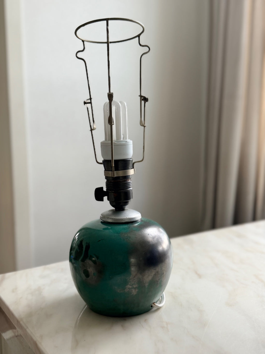 ATLAS 029 Wilhelm Kåge bordslampa, grön keramik med djurmotiv