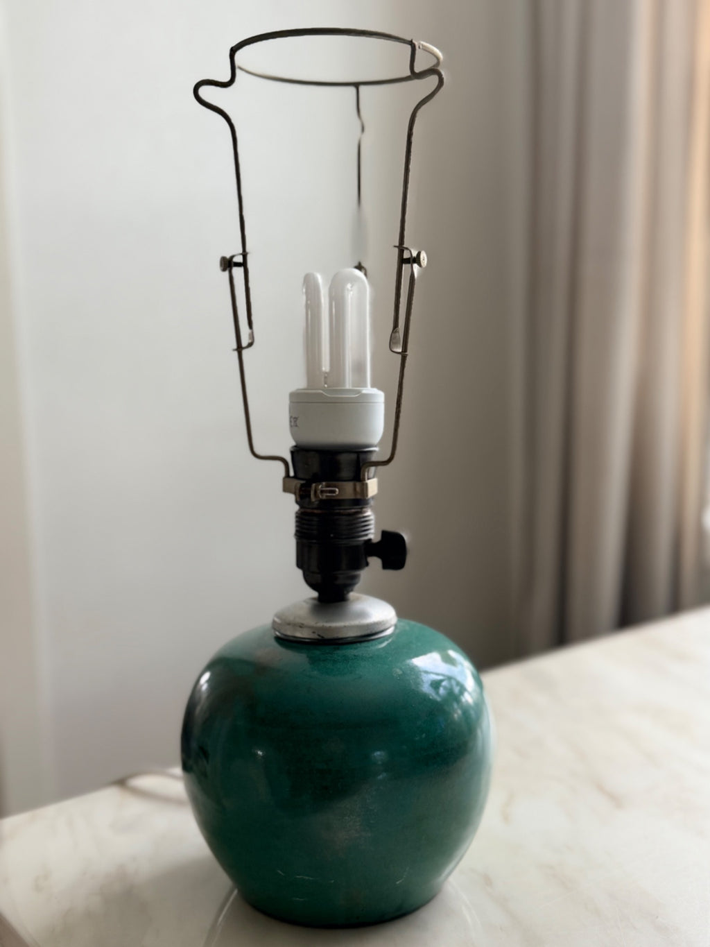 Detalj av Wilhelm Kåge bordslampa med patina och äldre lamphållare