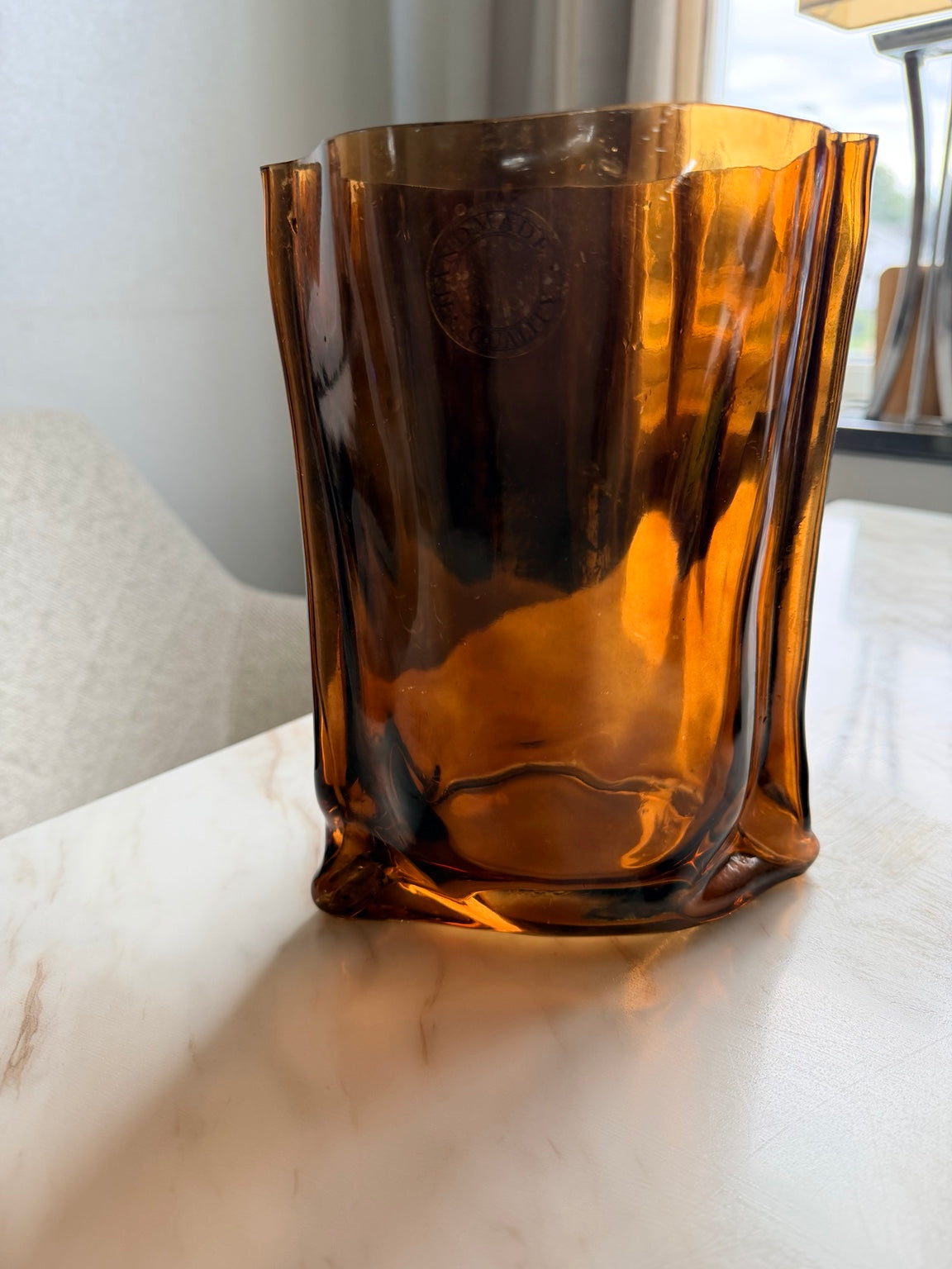 Bärnstensfärgad handgjord glasvas, framifrån