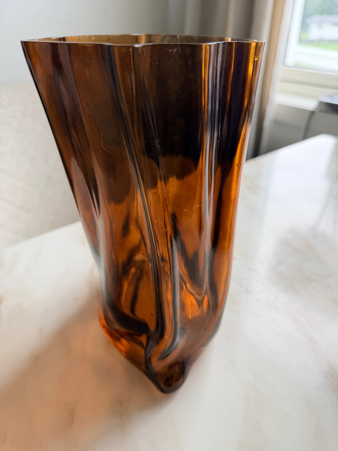 Bärnstensfärgad glasvas från sidan