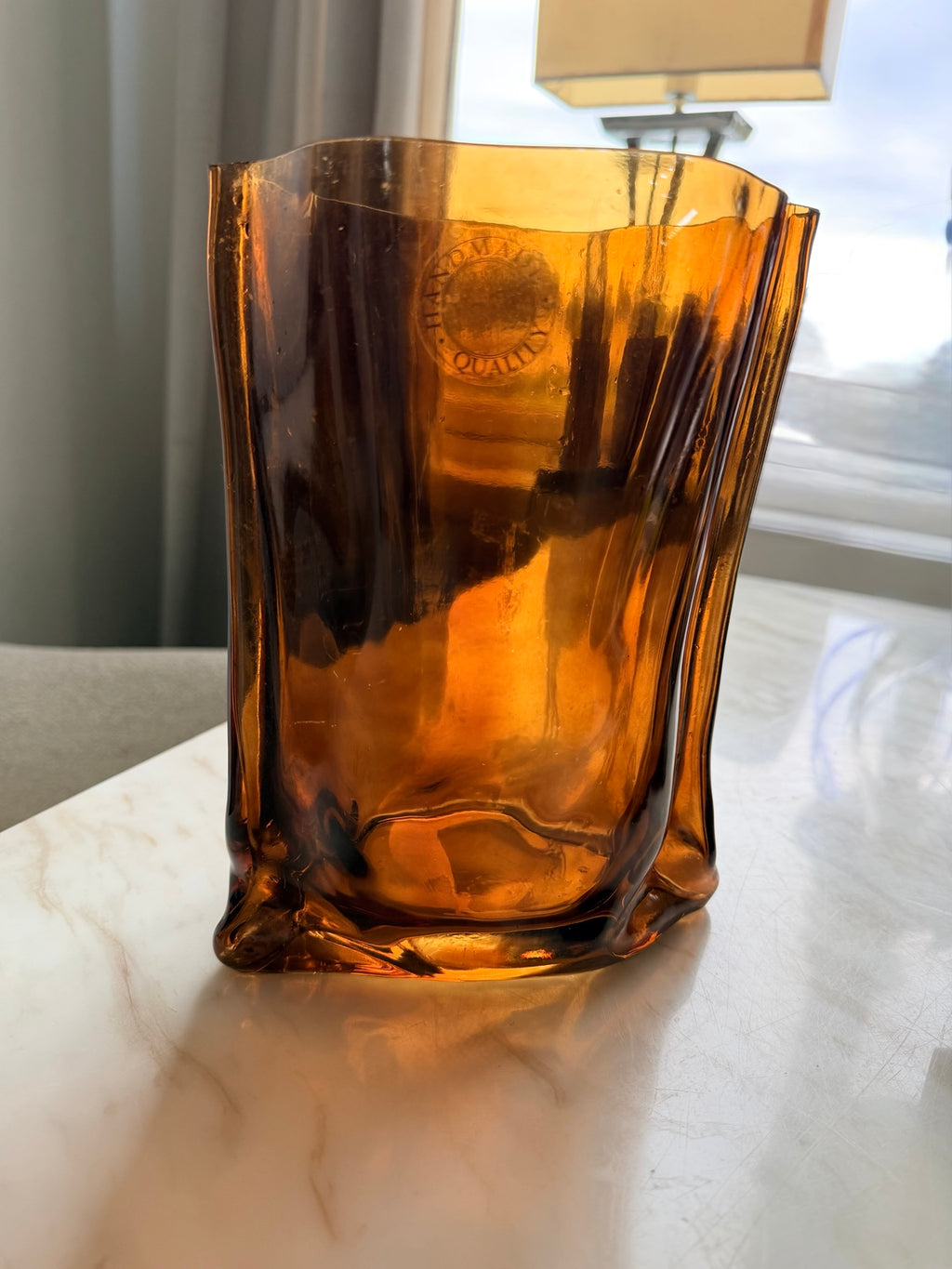 Bärnstensfärgad glasvas i dagsljus