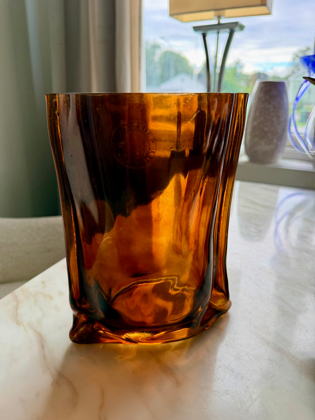 Bärnstensfärgad glasvas med vackert ljusgenomsläpp