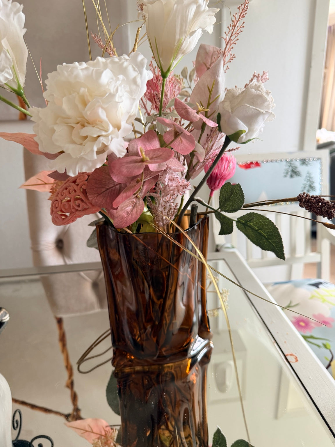 Glasvasen med blomsterarrangemang