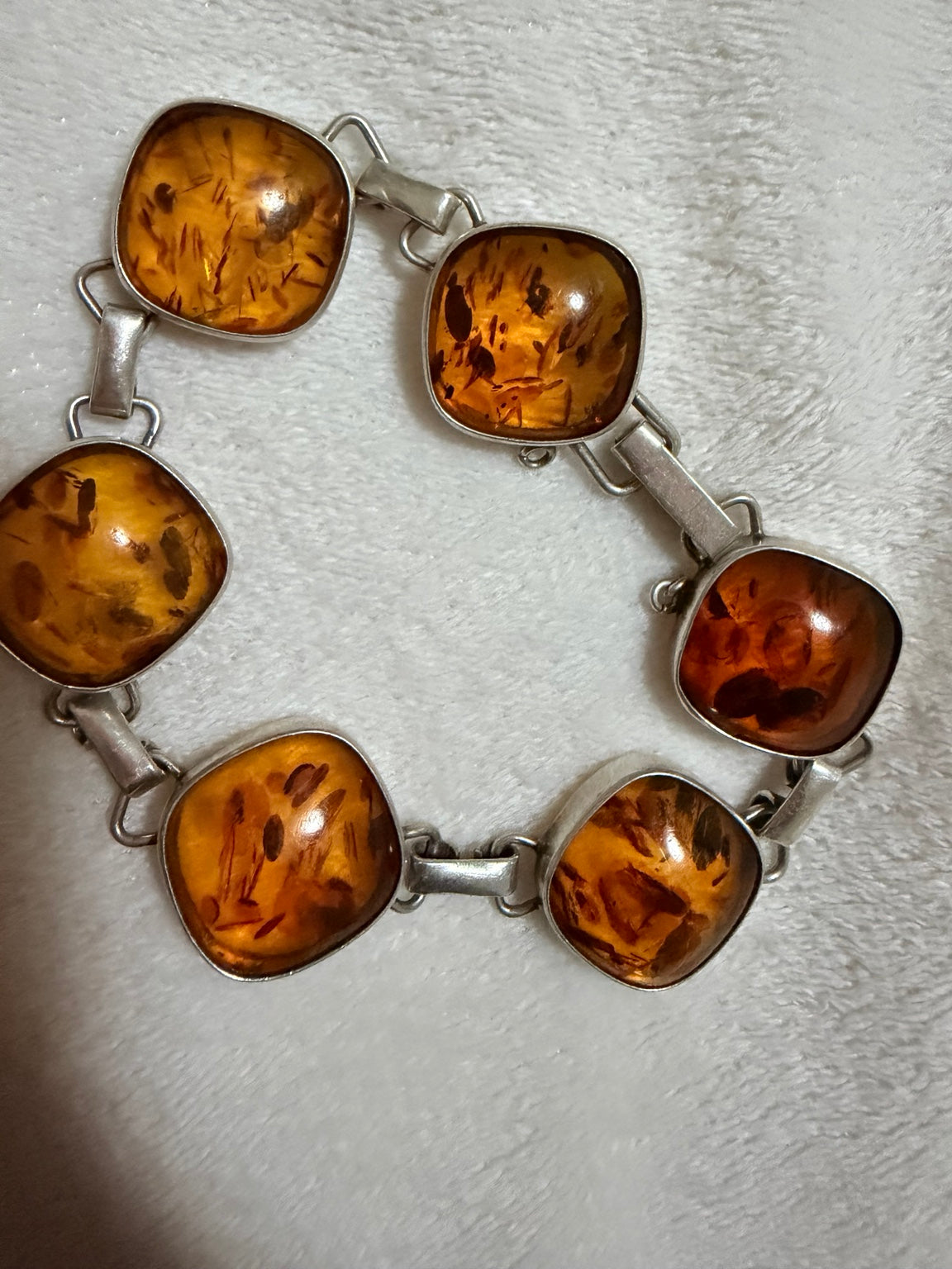 Armband i 925 silver med sex äkta bärnstenar, framsida