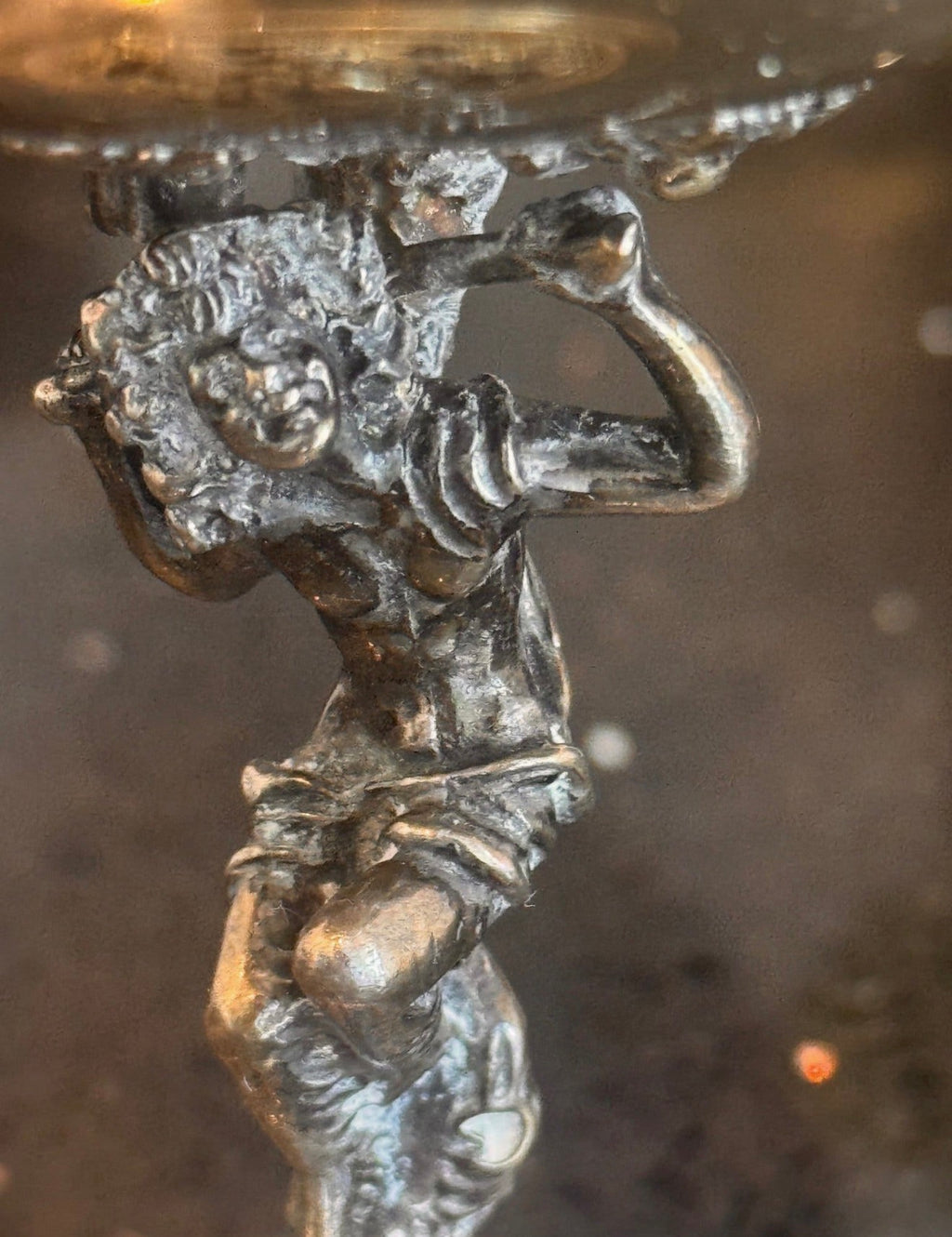 Närbild av den figurativa dekoren under skålen