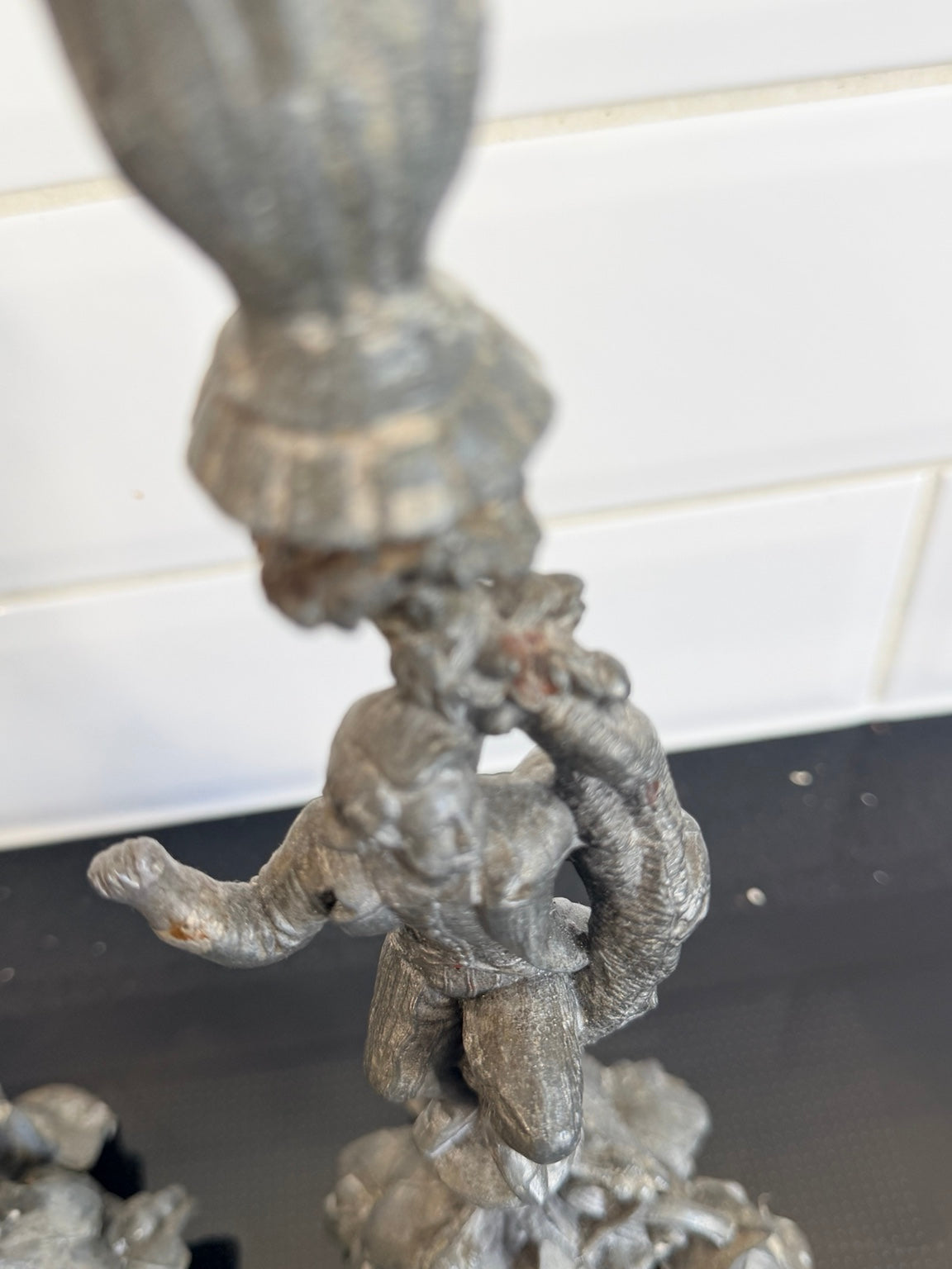 Figurativa ljusstakar, detalj av dekor och skick