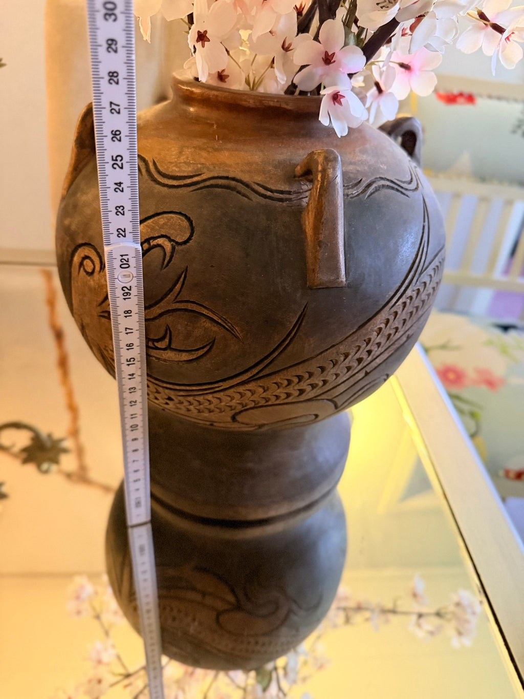 Dekorativ keramikvas med måttband, cirka 27 cm hög