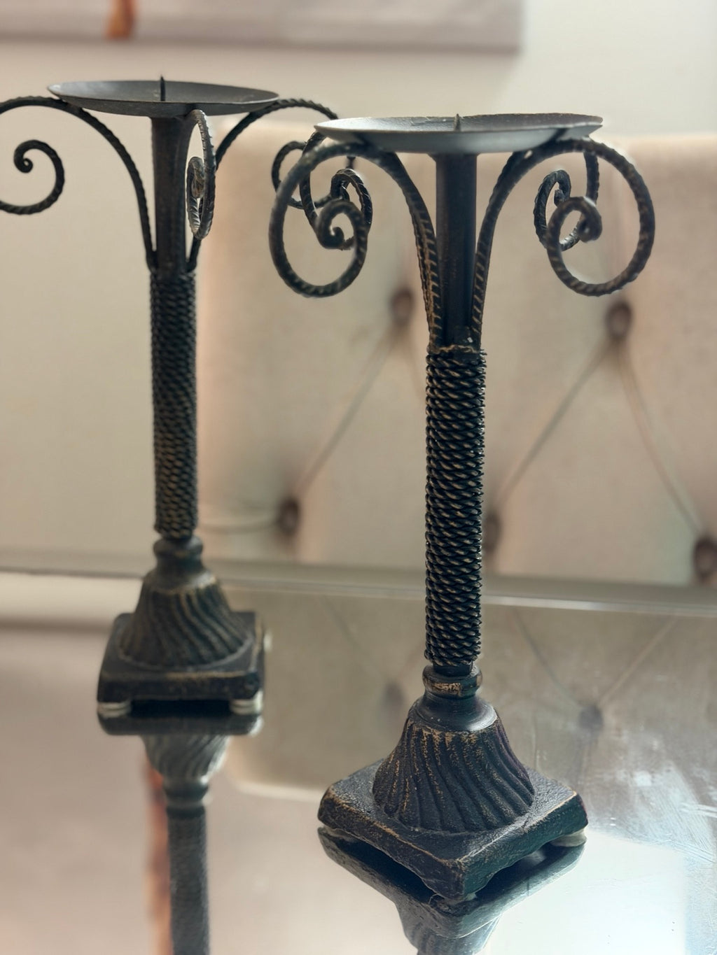 Par höga dekorativa ljusstakar i mörk metall med spiralornament