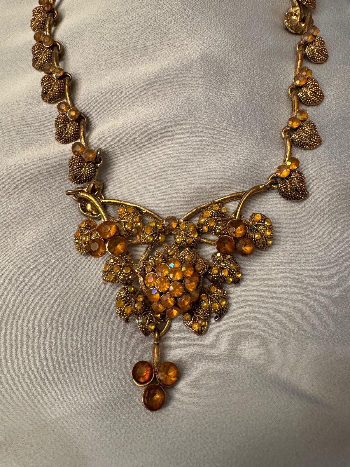 AFJM-0023: Vintage statement-halsband – bladmotiv & honungsfärgade stenar