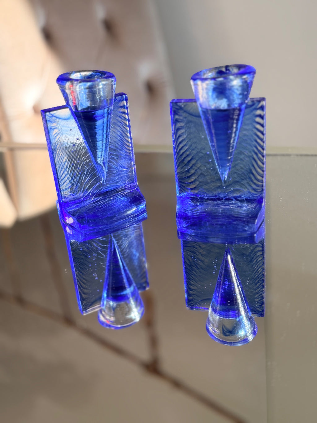 Par blå Kosta Boda Ice Age ljusstakar i konstglas