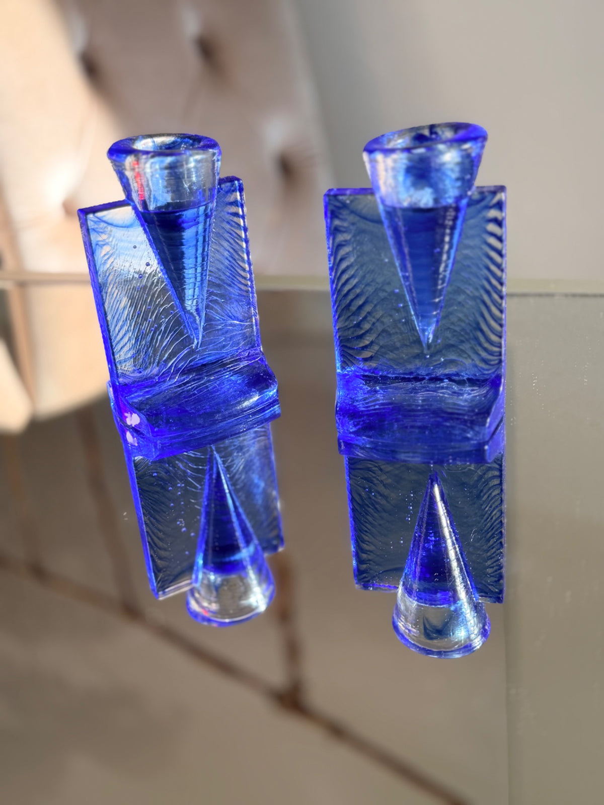 Par blå Kosta Boda Ice Age ljusstakar i konstglas