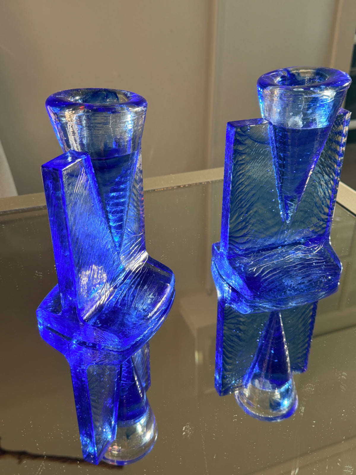 Närbild av blå ljusstakar i kraftigt konstglas